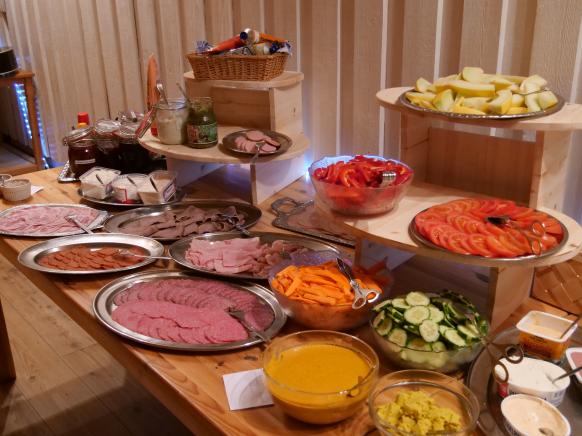 vom Frühstuchsbuffet kann sich jeder sein Lunchpaket packen