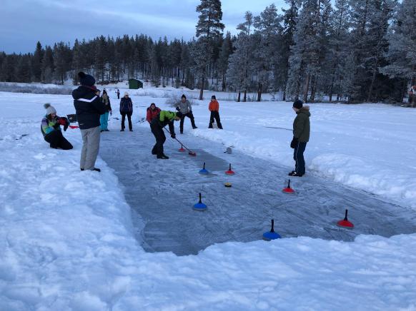 Oder eine Partie Eisstockschießen gefällig?