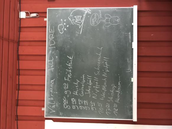 an der Tafel steht das Tagesprogramm