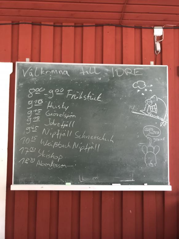 an der Tafel steht das Tagesprogramm