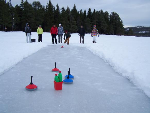 Curling-Partie auf von Schnee freigeräumtem Spielfeld