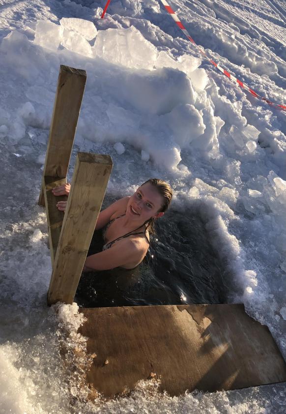 Frau beim Eisbaden im See
