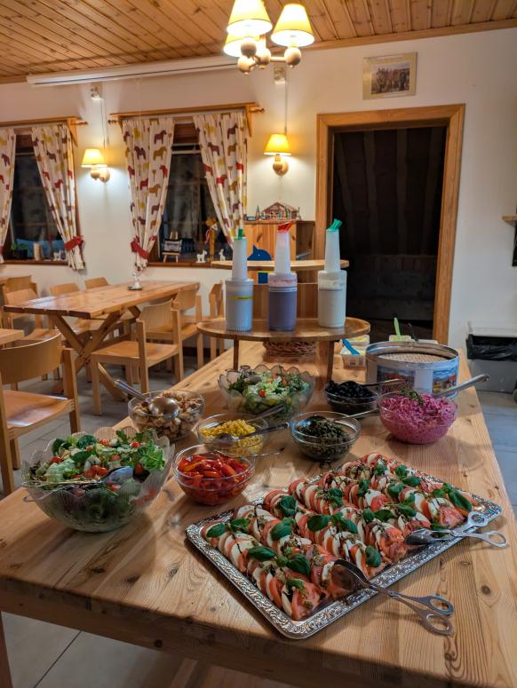 Salatauswahl beim Abendessen im Aufenthaltsraum