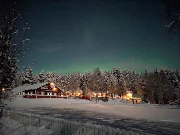 Das Haupthaus im Nordlicht