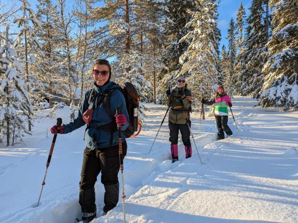 Schneeschuhwanderer in tief verschneiter Winterlandschaft