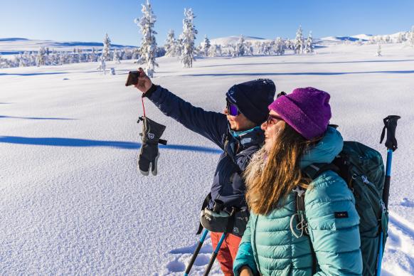 Selfie zweier Frauen in sonniger Winterlandschaft