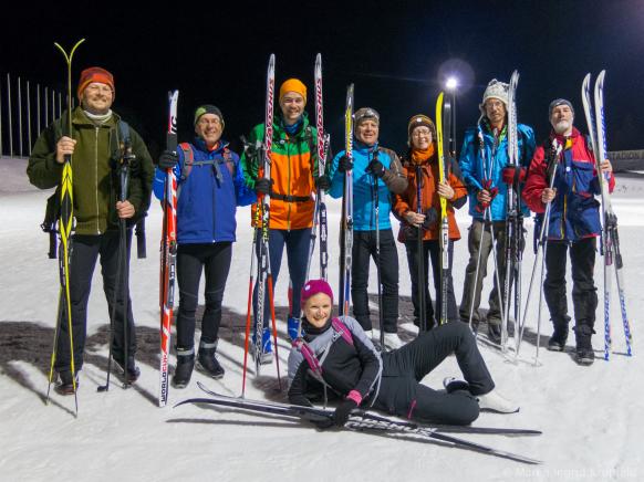 Gruppenbild Langläufer beim Nacht Ski fahren