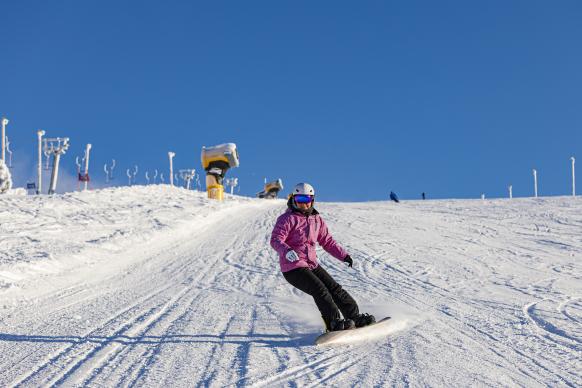 Snowboarderin in Action am Idre Fjäll