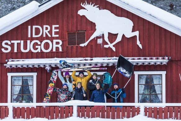 Das Team im Wintercamp auf der Terrasse vom Haupthaus