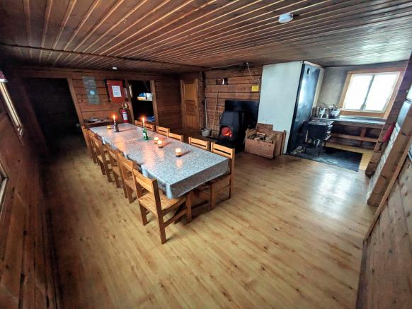Gemeinschaftsraum in Hütte - während der Schneeschuhwanderung
