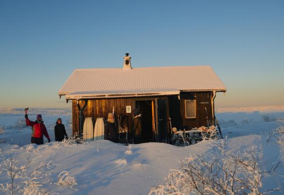 Hütte in Winterlandschaft mit Übernachtungsgästen