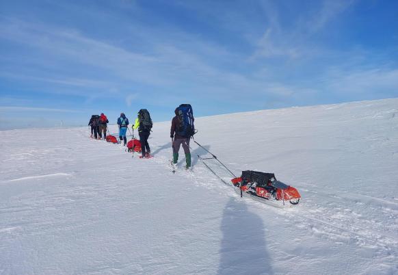 Sechs Schneeschuhwanderer sind mit 3 Pulkas unterwegs