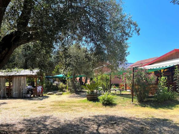 der Garten bietet sich zum Relaxen oder Spielen an