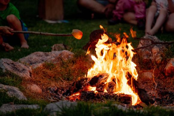 abends am Lagerfeuer