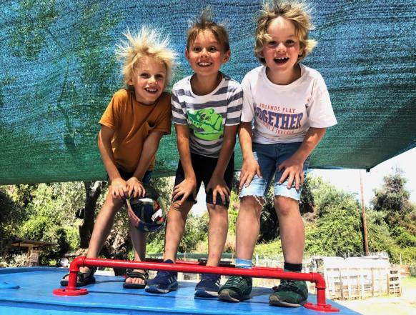 das Boot im Garten ist ein beliebter Platz bei allen Kindern