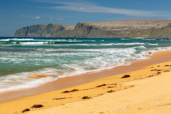 heller Sand am Strand auf der Landzunge Rauðisandur