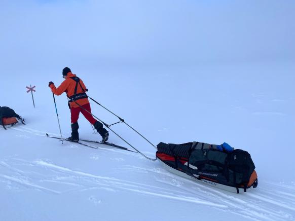 Back Country Läufer mit Pulka