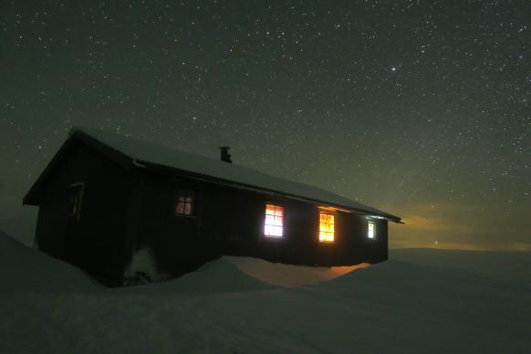 Tangsjöstugan nachts mit Sternenhimmel