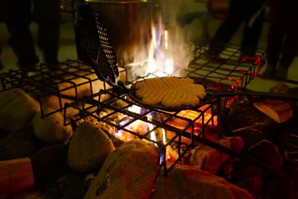 Waffelzugbereitung über offenem Feuer