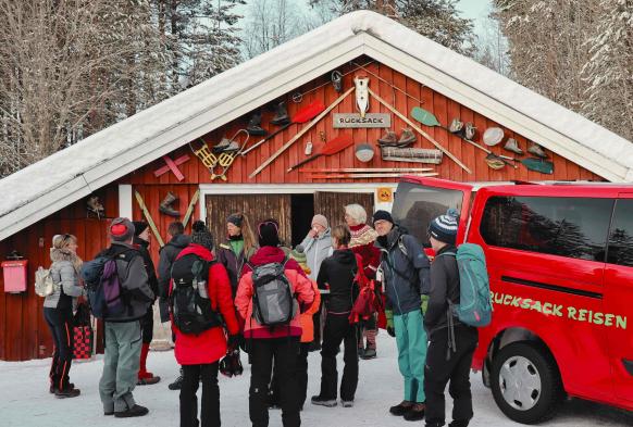 Das Team im Wintercamp auf der Terrasse vom Haupthaus