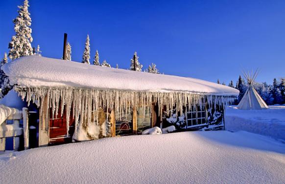 Saunahütte im Winterkleid