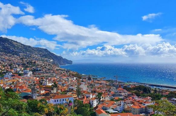Blick über Madeira im Sonnenschein