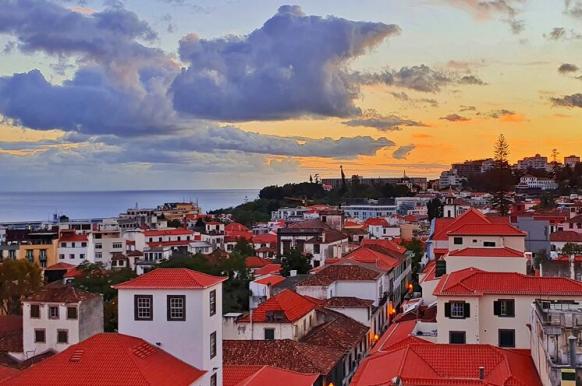 Blick über Funchal in der Dämmerung