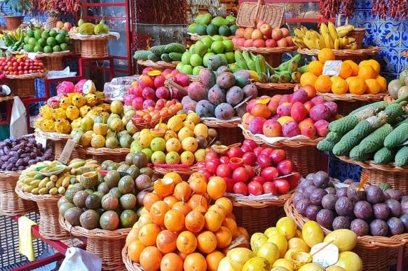 Bunte Obstauswahl auf Markt in Funchal