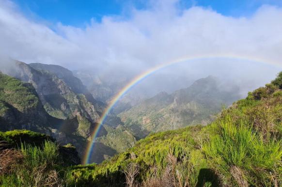 Regenbogen über den Bergen Madeiras