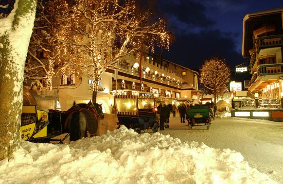 Seefeld am Abend mit Beleuchtung und Pferdekutschen