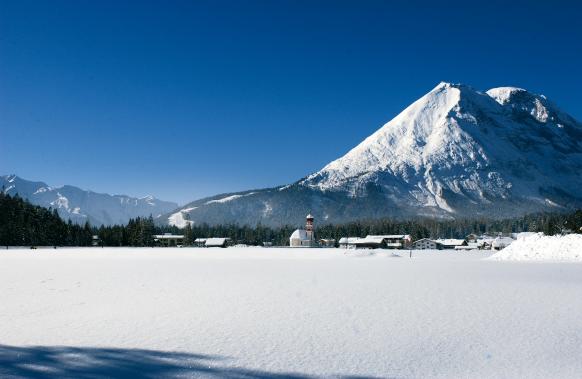Dorfkirche und Häuser in Winterlandschaft