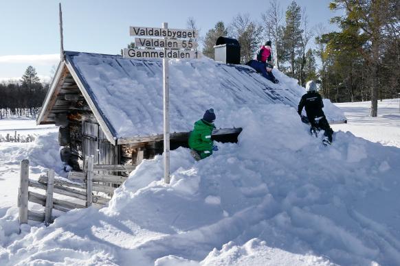 und die Kinder haben im Schnee ihren eigenen Spielplatz