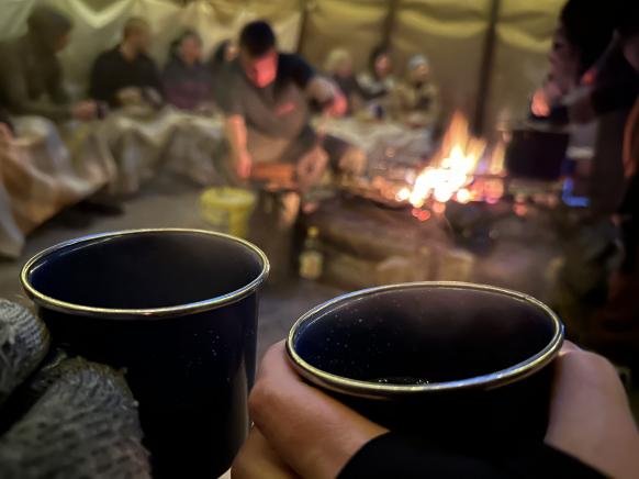 ein wärmendes Getränk am Feuer