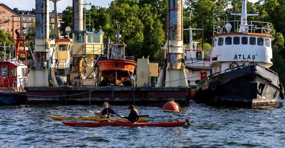 Mit dem Kajak gleiten wir übers Wasser