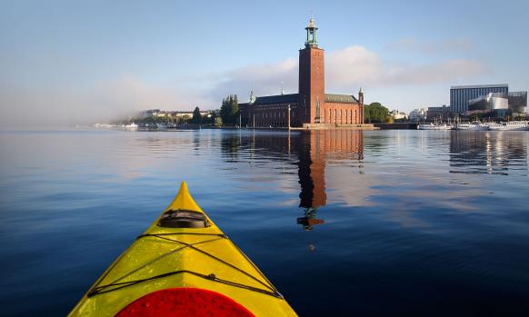 Stadshus in Stockholm vom Kajak aus